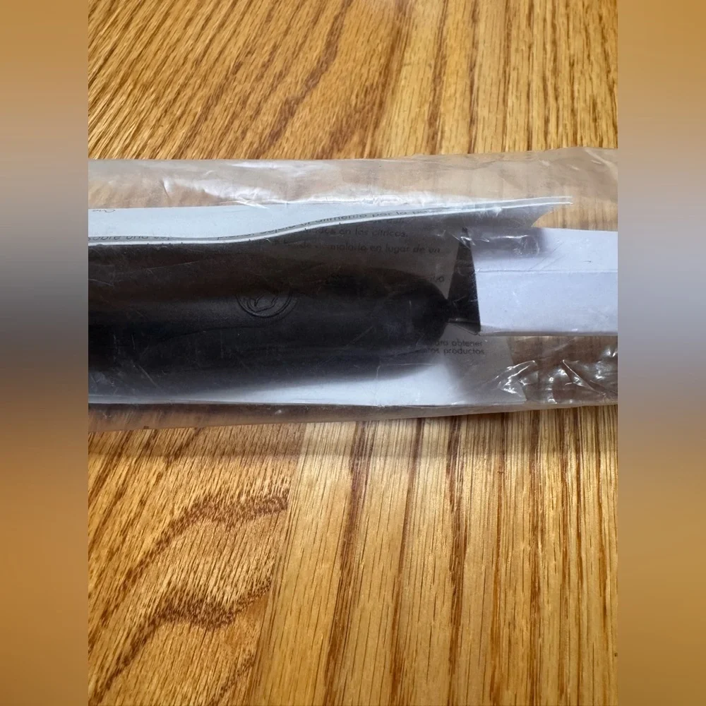 The pampered chef v shaped cutter NIB #1161